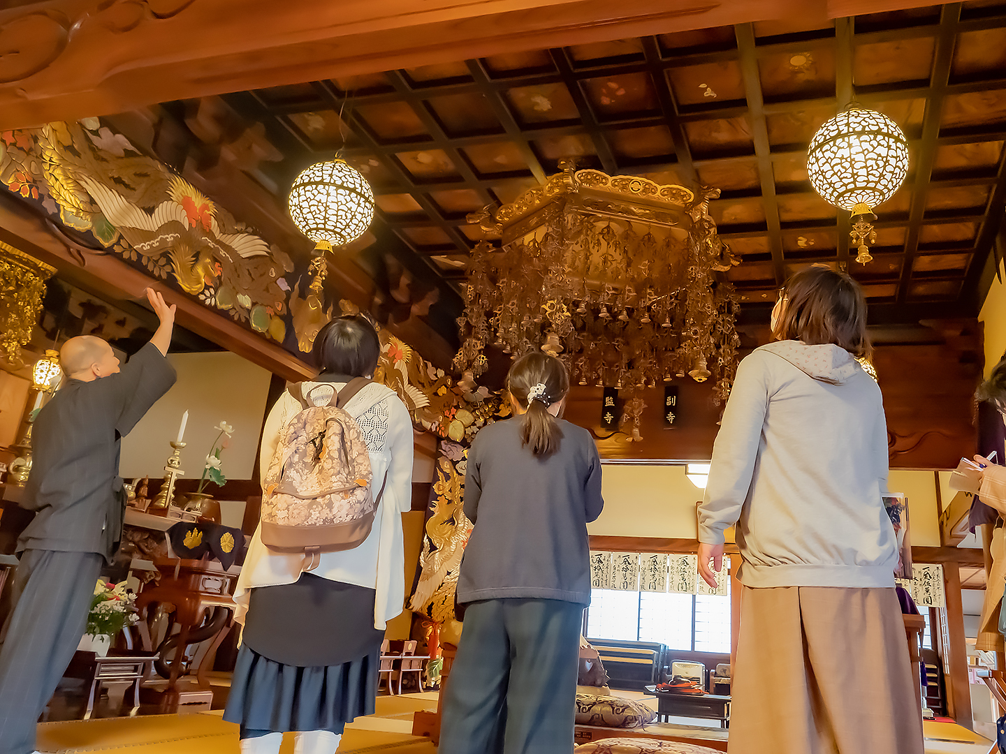 常楽寺で住職に天井画の説明をしていただいている様子の写真