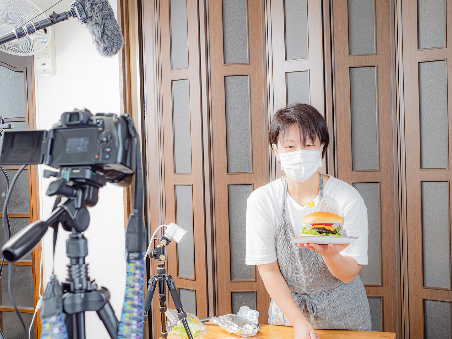 出来上がったハンバーガーを持つ齋藤先生の写真