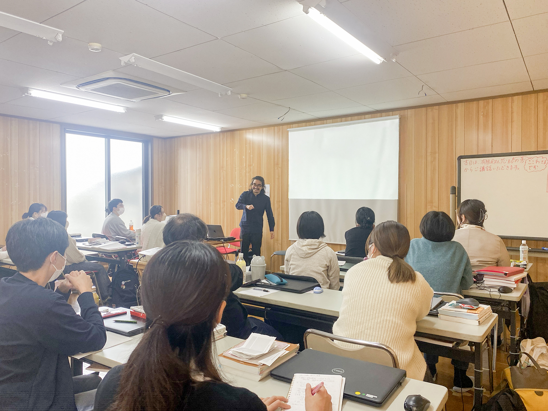 SHINBIデザインスクールで講話している代表青柳の写真