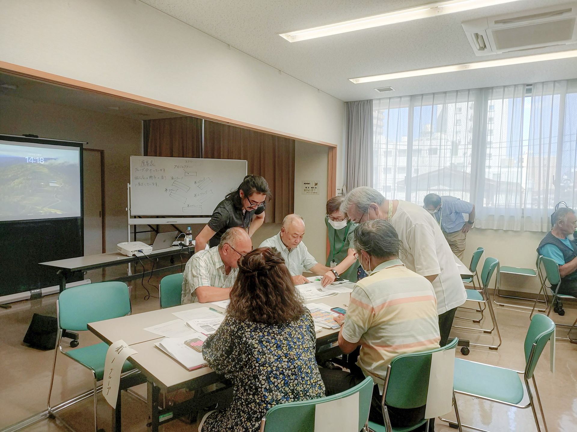 デジタル専門家として桜地域まちづくり協議会の方々と話しをしている写真